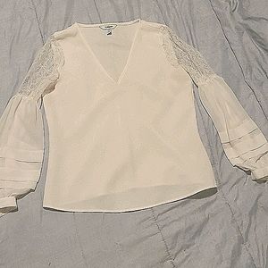 V-neck with lacy sleeve